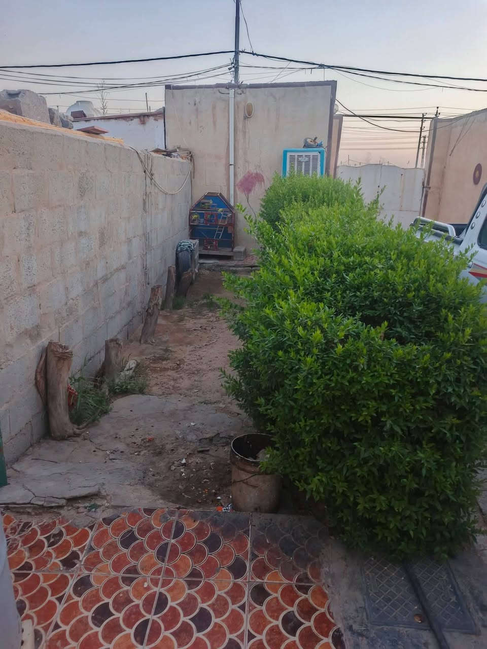 السلام عليكم
نصف دونم لبيع يحتوي على بيتين البيت الاول مساحته 250 متر يحتوي على ثلاث محلات تجاريه وحدائق وكراج للسيارات وطارمه واسعه يحتوي البيت عله الطابق الاول ثنين غرف وصاله ومضيف ومطبخ والطابق الثاني مشتمل كامل .....
...البيت الثاني مساحته 75 متر يحتوي البيت عله غرفه نوم واحده وصاله ومطبخ وحمامات وطارمه صغيره 
وره البيت كاع صالحه للزراعه 
موقع البيت طريق بغداد قرب مجمع الرحمان السياحي ...سعره 350 رقم الهاتف للاستفسار ***********
