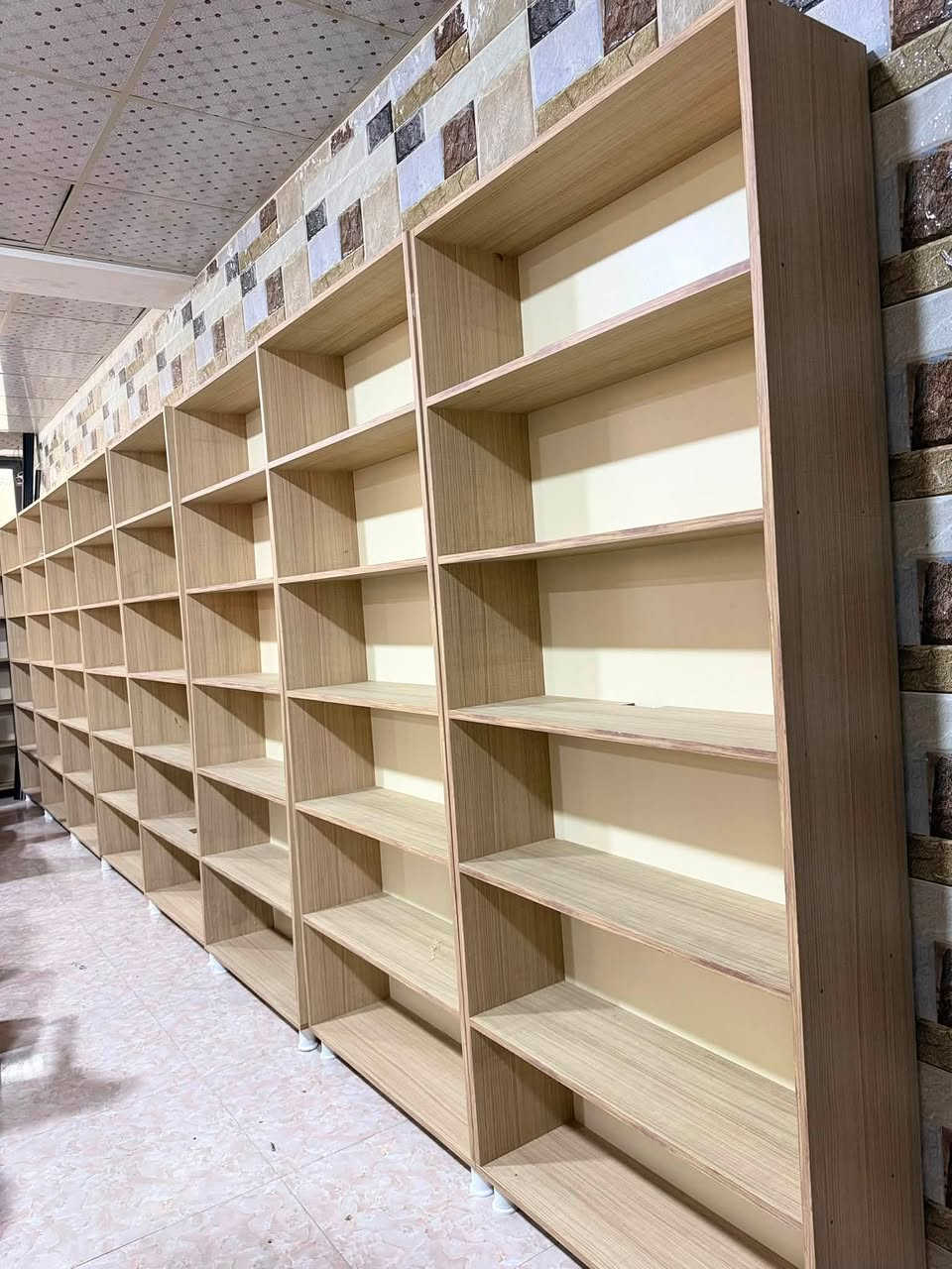 دوو وەجبە ڕەفەی دەستی دووی زۆر جوانی قاوەیمان بۆ هاتووە جۆرێکیان ۱۲ دانەیە  و قیاسی 
پانی ۹٠ 
بەزری ۲،۱۸ 
قوڵی ۲۸ سانتیم 
جۆرێکەی تریان  ٥ دانەیە قیاسی 
پانی ۹٠ 
بەرزی ۲،۱٦ 
قوڵی ۳٠ سانتیم

ناونیشان :- سەروچاوە بەرامبەر مزگەوتی عەزرەتی ئیبراهیم
ژ.م ***********
