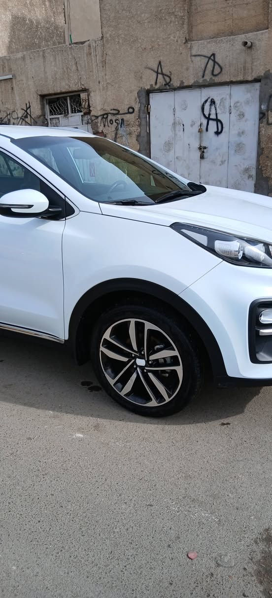 سبورتج موديل 21  ماشيه 90الف مابيه لابارد ولا صبغ بيه شخط بسيط ورصعه مثل ماموضح بالصوره السياره بصمه مكينه 2000دوش ع وضع الشركه  مكاني  بغداد للاستفسار الاتصال ع رقم ***********
