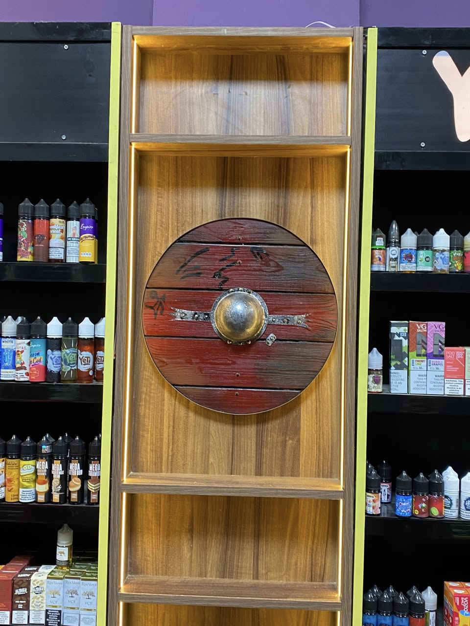 تنفيذ رفوف عرض مع زاويه كيرف 
اضافة اعلانات حسب طلب الزبون 

تنفيذ ديكور درع من خشب الطبيعي بطلب البزون 

#رفوف
#فاترينات_mdf
#ديكور_محلات
#صيدليات
#رفوف_صيدليات
#ديكورات_داخليه 

نجارة احمد ***********
