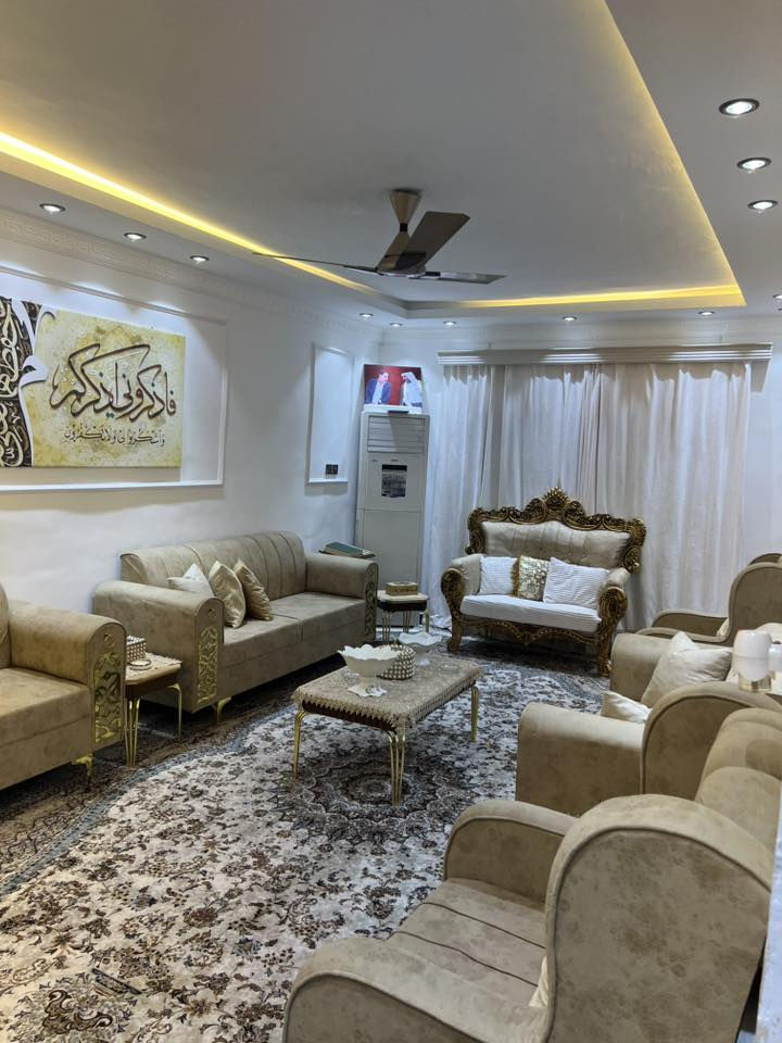 بيت 170م  طابو صرف المنصورية خلف صيدلية ادم قريب على الشارع العام خدمات كاملة مجاري وتبليط يحتوي الدار على 
-استقبال 
-صالة
-ثلاث غرف نوم
-مطبخ 
-حمامات داخلية وخارجية
-طارمة كبيرة 
-الواجهه10والنزال 17
-البيت كونكريت صب طابق واحد (البيت باسمي )
-(لاستفسار *********** )
