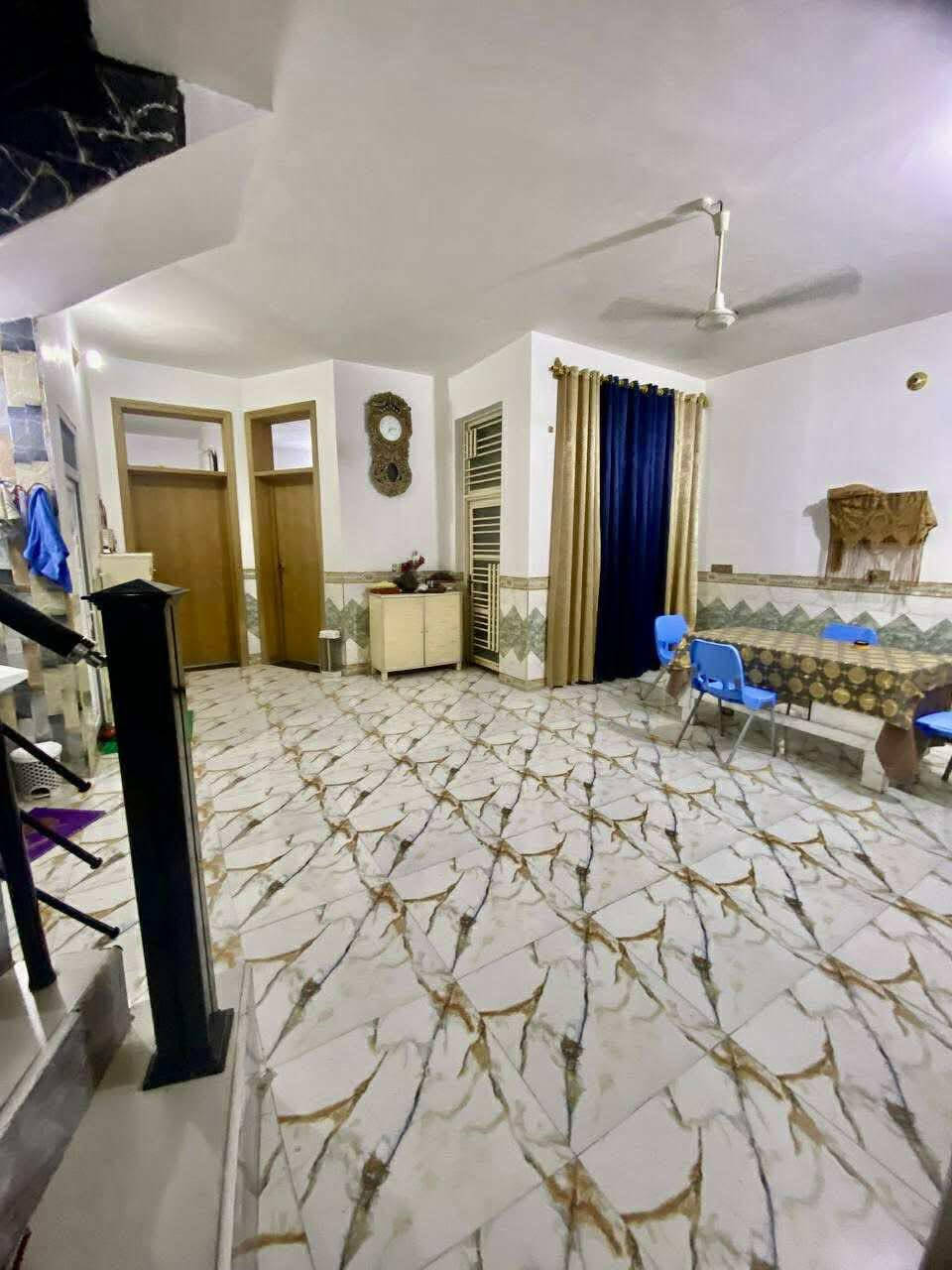 بيت للبيع 🏠
--------------------
المساحة: 200م
موديل البيت: 2022
---------------------
تفاصيل البيت...
غرف نوم : العدد اثنين
مطبخ : حار وبارد 
صحيات : العدد اثنين (داخل وخارج البيت)
منور : العدد اثنين
استقبال و كلدور 
---------------------
موقع البيت: نادر الاولى قريب جدا على مجموعة مدارس (ابتدائي-متوسط-اعدادي)
جميع الخدمات متوفره
السعر :185 وبي مجال
---------------------
للبيع السريع
للتواصل: ***********
