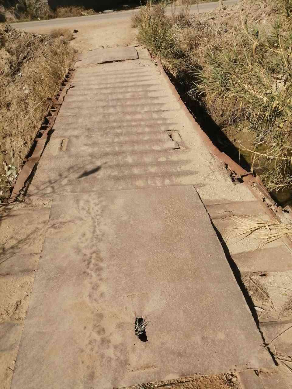 السلام عليكم  شاصي مع حصيره للبيع طولهن  ١٣متر مستخدمينه جسر تعبر عليه السياره مكاني نجف ناحية الحرية اتصل ع الرقم  ***********
