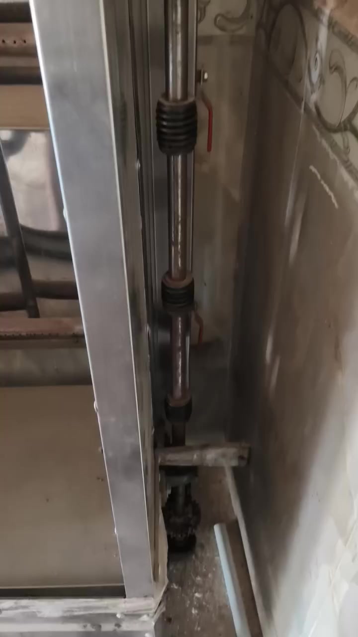 يوجد عندنا شواية دجاج ايرانية غير مستخدمه 6 شيش ماطور شغال كامله ومناسبه للأستفسار 
 ***********
