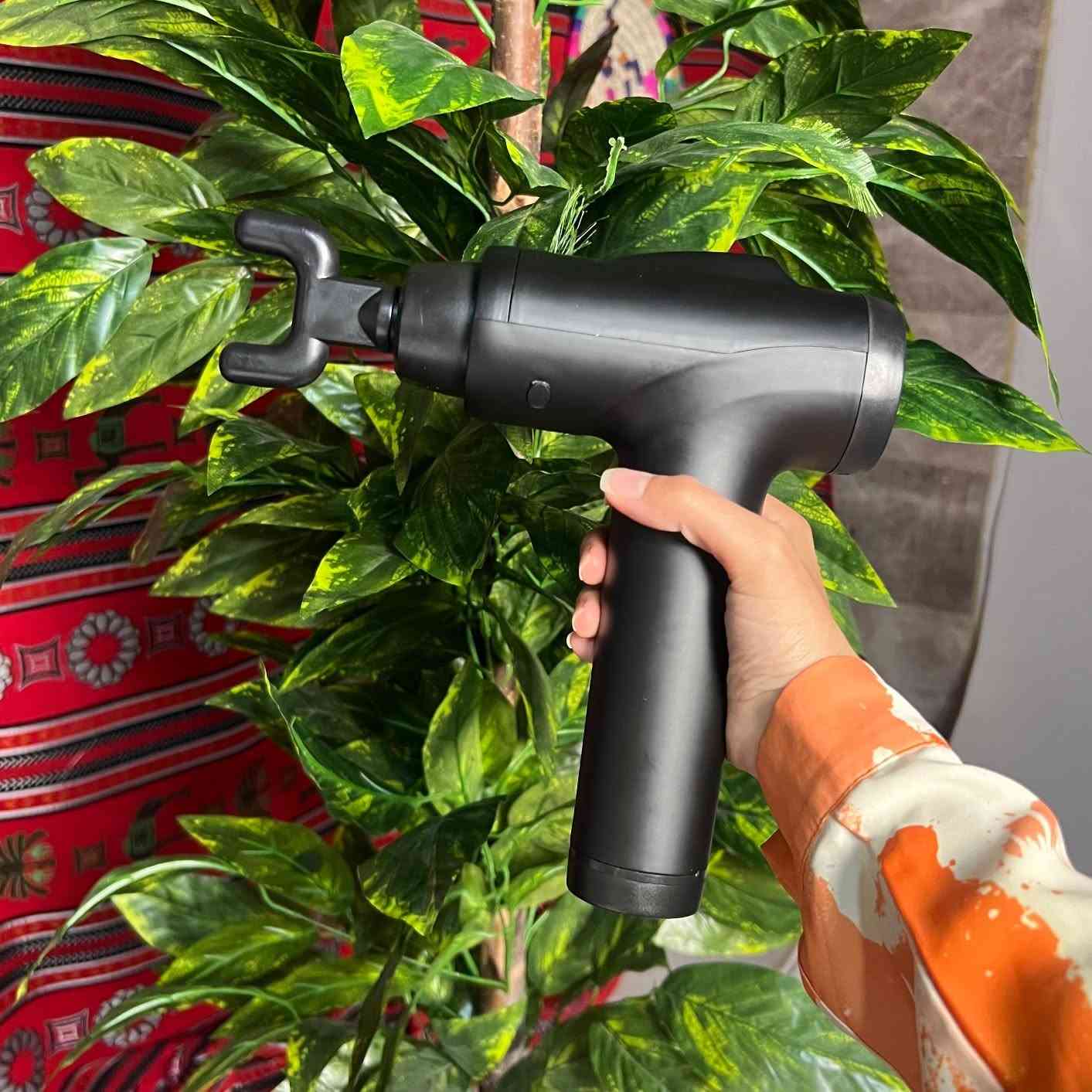 جهاز تدليك الجسم الاحترافي اللاسلكي (Massage Gun) مزود بشاشة لمس ذكية و6 رؤوس مخصصة

جهاز مساج وتدليك متكامل يمنحك تجربة استرخاء وعناية احترافية للعضلات في أي مكان، بفضل تصميمه اللاسلكي المتطور والتقنيات الذكية المدمجة به.

• محرك قوي وعالي العزم: يعمل بتقنية (Quiet Glide) لتوفير أداء قوي ومستقر مع تشغيل هادئ ومريح أثناء الاستخدام.

• شاشة لمس ذكية (Touch Screen): واجهة تحكم رقمية متطورة تعرض مستويات السرعة ونسبة شحن البطارية، مع أزرار لمس لزيادة وتقليل السرعة بكل سهولة.

• 30 مستواً مختلفاً للسرعة: يتيح لك تخصيص شدة الاهتزاز والضغط بدقة عالية من المستوى 1 إلى 30 ليلائم احتياجات جسمك.

• 6 رؤوس تدليك تبديلية: يأتي مع 6 ملحقات مصممة بعناية لاستهداف وراحة مختلف عضلات وأجزاء الجسم بكفاءة.

• بطارية ليثيوم-أيون قابلة للإزالة: تمنحك حرية الحركة والاستخدام اللاسلكي المستمر لعدة ساعات، مع إمكانية شحنها عبر شاحن جداري مخصص.

• تصميم خفيف الوزن وعملي: يزن 1.1 كغم فقط لسهولة التحكم به باليد الواحدة، ويأتي مع حقيبة متينة ومخصصة لحفظه ونقله بأمان أثناء السفر والتنقل.

• نوع التحكم: شاشة رقمية تعمل باللمس (Touch screen).
• مستويات السرعة: من 1 إلى 30 مستوى قابل للتعديل والتخصيص.
• نوع المحرك: محرك بدون فرشاة (Brushless High-Torque Motor) مع تقنية (Quiet Glide) لتخفيف الضجيج.
• نوع البطارية: بطارية ليثيوم-أيون قابلة لإعادة الشحن وقابلة للإزالة.
• الوزن: 1.1 كغم (2.5 باوند).
• طريقة التشغيل: مفتاح تشغيل/إيقاف (ON/OFF) رئيسي في أسفل المقبض.
• الملحقات التبديلية: 6 رؤوس (Applicators) مختلفة الأشكال.

محتويات العلبة:
• جهاز التدليك الرئيسي (Massage Gun).
• 6 رؤوس تدليك متنوعة وتشمل:
1. الرأس الدائري (Round Head) - لتدليك عضلات الجسم بالكامل.
2. رأس الشوكة (Fork Head) - مخصص لتدليك العمود الفقري.
3. الرأس الوتدي (Wedge Head) - لعظام الكتف، والأربطة العضلية، وأسفل الظهر.
4. رأس الإبهام (Thumb Head) - لراحة كف اليد والأنسجة الناعمة.
5. الرأس الرصاصي (Bullet Head) - مخصص للمفاصل وأجزاء الجسم العميقة.
6. الرأس المسطح (Flat Head) - لتدليك عضلات الجسم كاملة.
• شاحن جداري مخصص (AC Wall Charger).
• حقيبة حمل وحفظ محمية ومخصصة للسفر والتنقل (Portable Case).
• دليل المستخدم المطبوع (User's Manual).
 #مجمع_لافندر_للتسوق_الالكتروني


**إذا كنت صاحب هذا الإعلان وتريد حذفه لأي سبب، رجاءا أرسل رسالة إلى الدعم الفني**