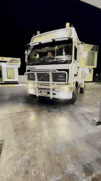 سلام عليكم فولفو للبيع موديل 93تخم تاير سياره مكفوله كفاله عامه محرك لا تنقيس ولا تبخير كير مكفول وباقي لستفسار عله رقم ***********. ***********
