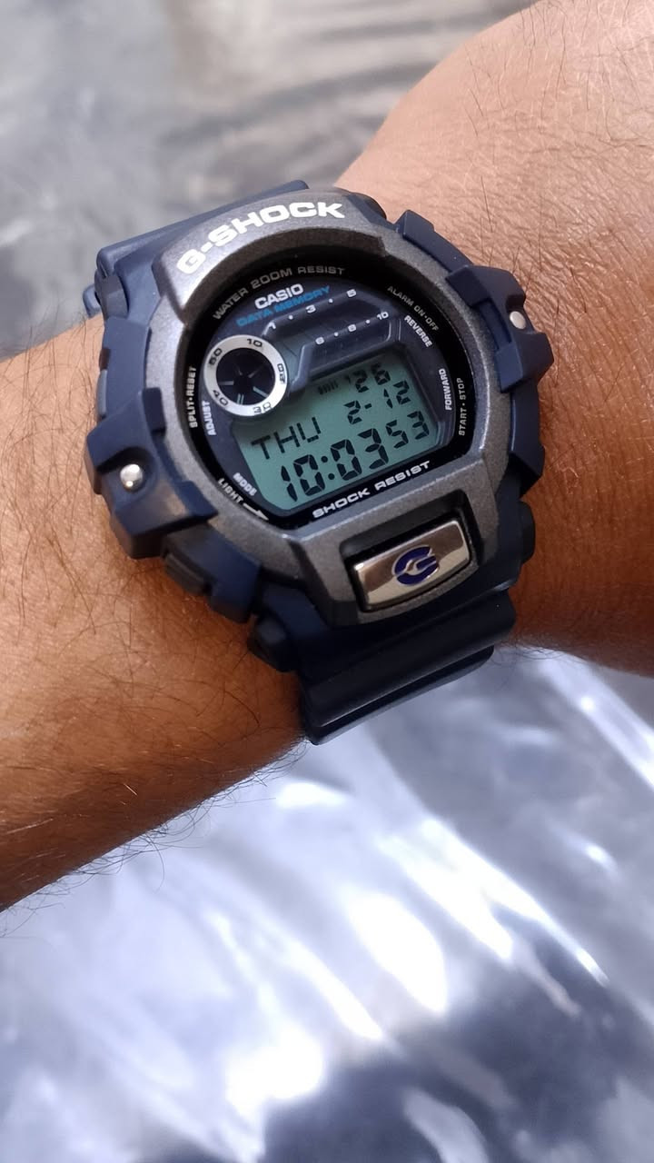 Casio G-Shock G-2210
انتاج وصنع ماليزيا سنة 2201
 مواصفات والميزات التالية: 
مقاومة الصدمات: تتميز الساعة ببنية قوية ومقاومة للصدمات. 
مقاومة الماء: مقاومة للماء حتى عمق 200 
الوظائف الرقمية: تحتوي على شاشة رقمية توفر مجموعة متنوعة من الوظائف. 
سجل البيانات (Data Memory): تتضمن ذاكرة لحفظ البيانات، مثل دليل هاتف يتسع لـ 25 رقماً. 
التوقيت:
عرض التوقيت بنظامي 12 و 24 ساعة. 
عرض منطقتين زمنيتين (التوقيت المزدوج). 
تقويم كامل (يوم، تاريخ، شهر). 
الميزات الإضافية:
ساعة إيقاف (كرونوغراف) بدقة 1/100 ثانية. 
منبهات متعددة (عدة منبهات يومية). 
إضاءة خلفية. 
مؤقت عد تنازلي. 
ميزة حساب عدد الأيام (مؤشر اليوم).


**إذا كنت صاحب هذا الإعلان وتريد حذفه لأي سبب، رجاءا أرسل رسالة إلى الدعم الفني**