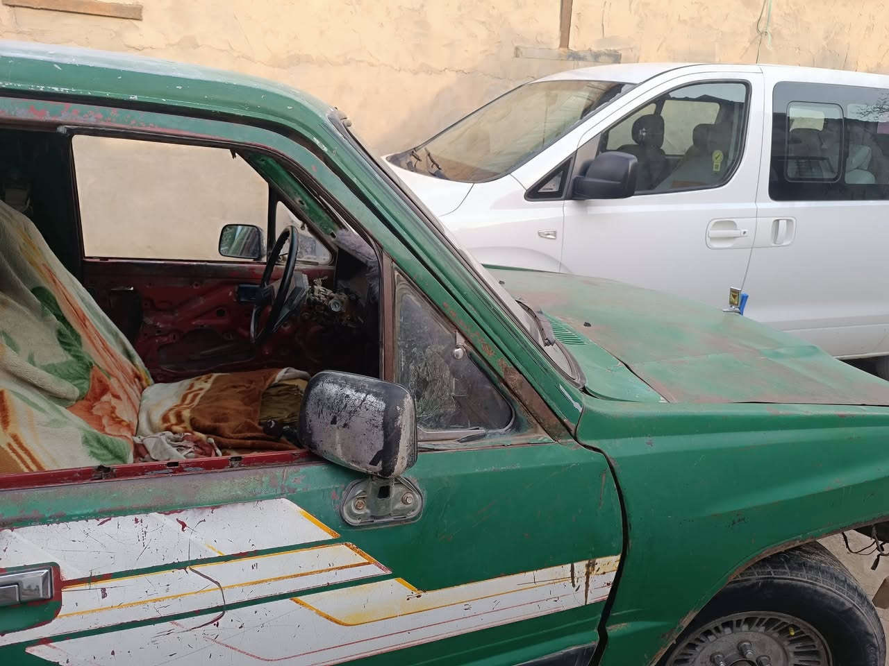 سنويه منتهيه صارلها9اشهر   
رقم بصرة 
سنويه بسم راعيها بيتهم بزبير ويريد مداور 
سياره جازه الشغل بس بيه تلحيضات
حداديه عوزه ترتيب 
محرك حلو كير هم حلو 
سياره متروكه محد يطلع بيها عوزه ترتيب 
وسياره مثل الي بصوره وشوف العين احسن
رقم الهاتف ***********
سعر خاص
