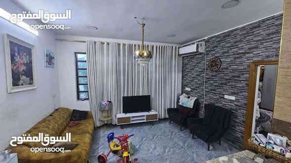 السلام عليكم دار للبيع في حي القادسية محله ٦٠٦ مساحة 300 متر الواجهة 15 نزال 20 عبارة عن منزل يحتوي على 4غرف نوم وصالة وهول ومطبخ وحمام عدد2 ومشتملات عدد منفصلة عدد 2 كل واحد يحتوي على هول ومطبخ وحمام وغرف عدد 2 بالإضافة إلى تشجير أمام المنزل سعر متر ٣٥ ورقه للاستفسار ***********
