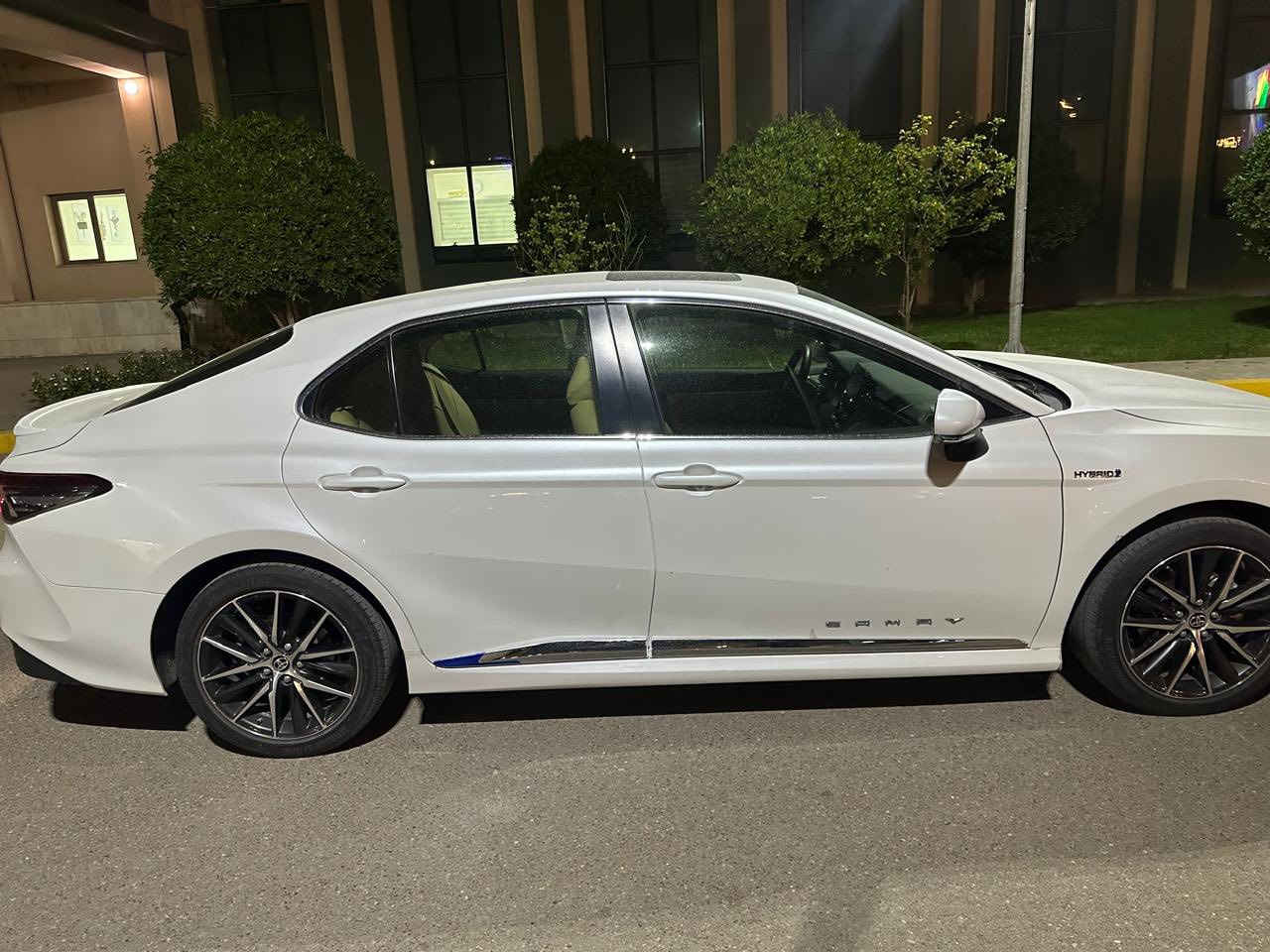 كامري 24 خليجي هايبرد مكفولة من الصبغ  عدا شخط بالباب الخلفي ومسوي نهائياً مامبين ..  السياره  وكالة عبداللطيف ماشيه 45 الف حقيقي .. بصمة دخول ذكي و فتحه و برده خلفيه بلاديه و الكشنات مدوشمه دوشمة اصليه و ارضيات اصلية ..   السياره مغلفه كلها  ppf درجة اولى .. السعر 26 $ الف دولار بي مجال  .. للاستفسار الاتصال ع الرقم / ***********
