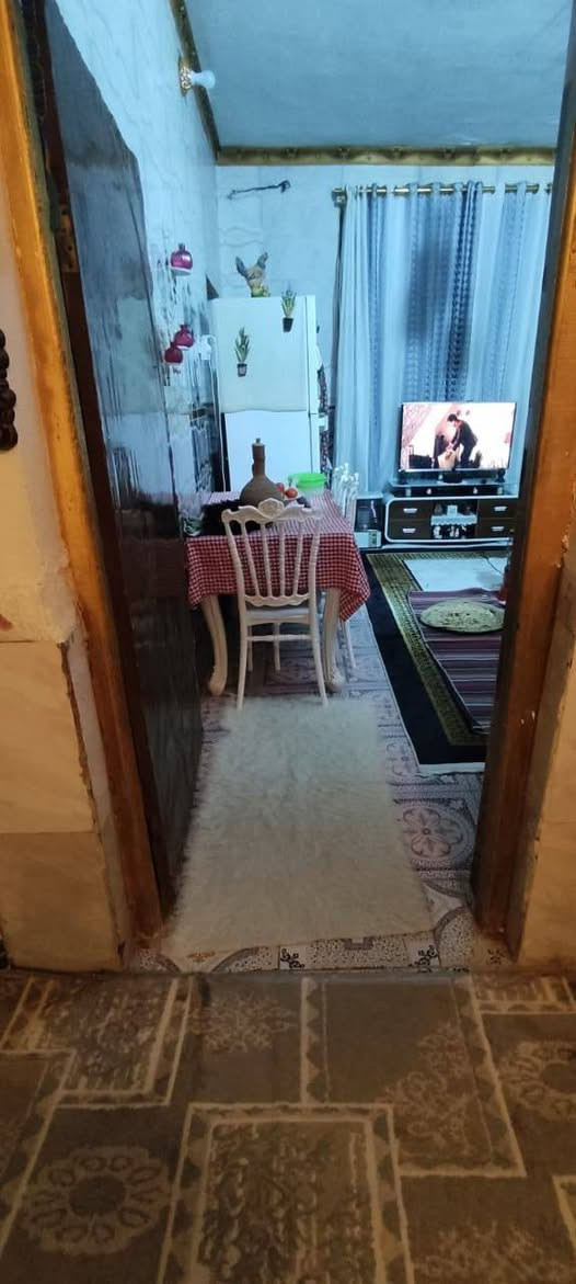 بيت للبيع المساحه ٢٠٠ شارع صعيوج
غرفتين وصاله ومطبخ حار وبارد واستقبال وطارمه وصحيات وحمام داخلي والبيت صب مو عكاده 

السعر ١٤٠ وبي مجال مع غرفة النوم

للاستفسار
***********
