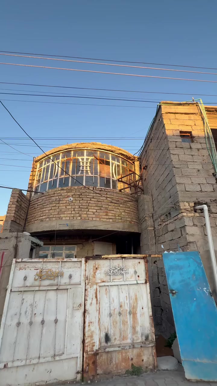 بسم الله الرحمن الرحيم بيت م100 واجه 5 نزال 20 بغداد الحسينيه مسقط قرب شارع الشركه طابو ملك صرف خدمات كامله البيت يحتاجله ترميم سعر البيت 40 وبيه مجال شي قليل مكتب الهيبه للعقار يتوفر جيمع عقارات الحسينيه 
***********
