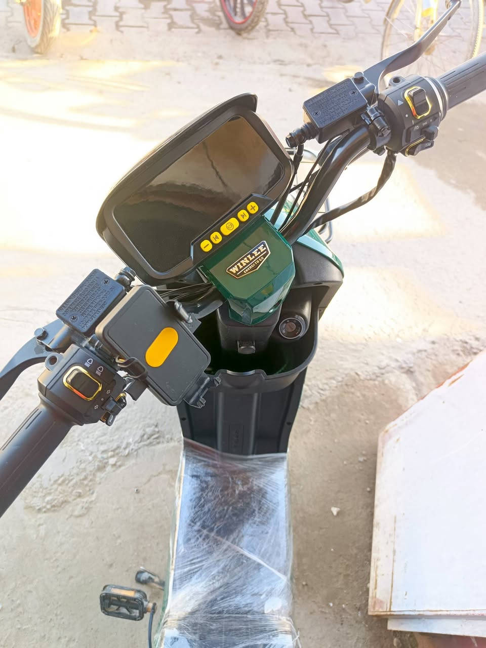 السلام عليكم
دراجه R9 WINLEE استخدام قليل جدا 

ماشيه ١٣١٠ كم يعني ١٢ ساعه ماشية ذا متواصله 

6 باتريات بالشرط تاخذها 

سعر ٥٩٠ الف سته باتري مو خمسه
للاستفسار ***********
