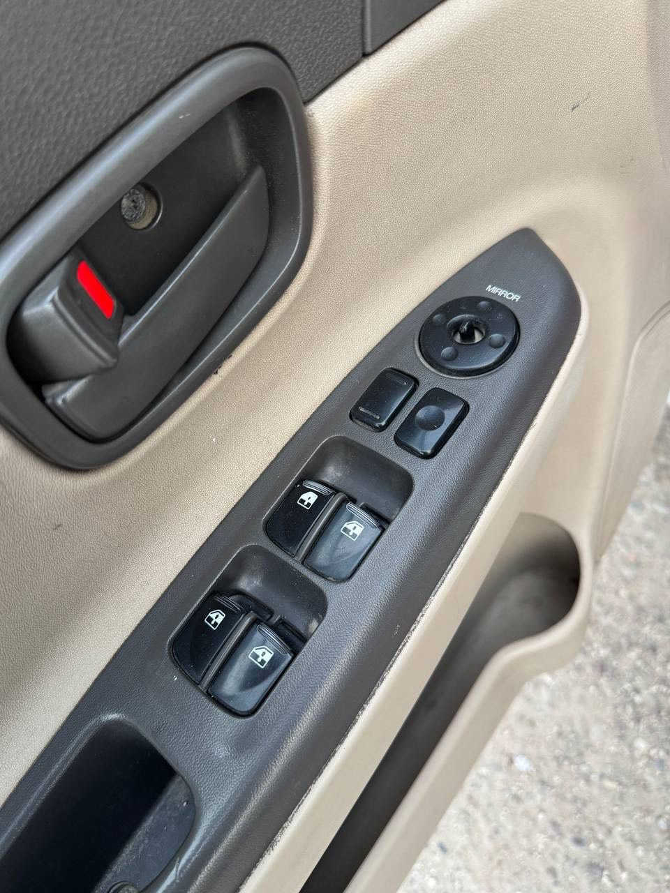 السلام عليكم اكسنت موديل ٢٠١١ مقدس للبيع السياره جاهزه كيرومكينه مكفولات صدر جديد تبريد ثلج مكفوله من الضربه جاهزه من كلشي سونارها موجود ويه الصور السعر ٩٣ وبيها مجال مكان بغداد الحريه للاتصال ***********
