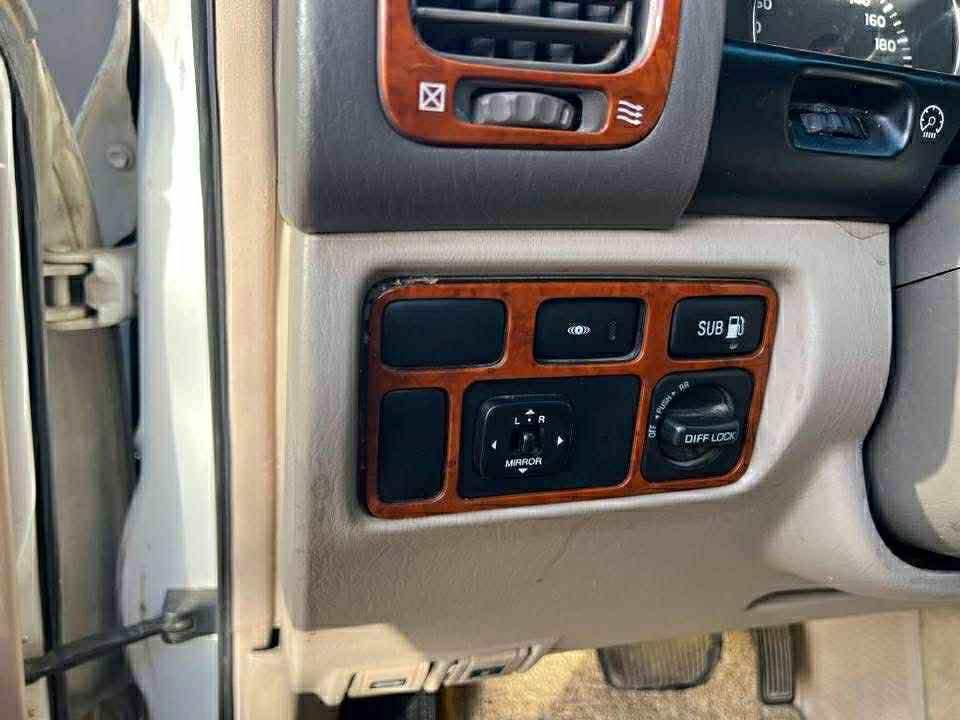 VXR قطرية نادرة
لون صدفي موديل ٢٠٠٧ محرك ٨سلندر بيها مكانات صبغ فول مواصفات لكزز حساسات امامي خلفي كشنات جلد منظومة مضخم صوت و شاشة دبل تانكي دبل سببر  دي في  دي بالقمارة بلادي ثلاجة رقم اربيل بأسمي مكاني(((( السليمانية)))))
 السعر ١٣٧
بيع بلا مراوس
***********
