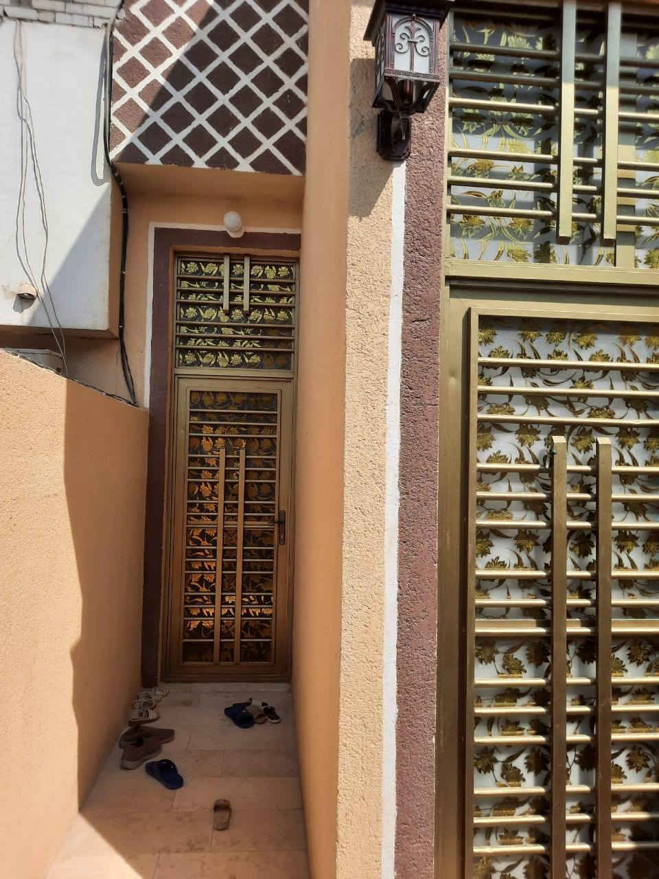 دار للبيع حي العسكري نهايه شارع المدارس البستنه قرب المدارس
المساحه ١٠٠ متر طابقين تفاصيل اكثر 
الاتصال ***********
