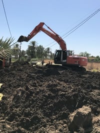 حفارة للايجار  حفارة سرفة (زنجيل) ذراع قصير حفارة نقار  حفارة ذراع طري...