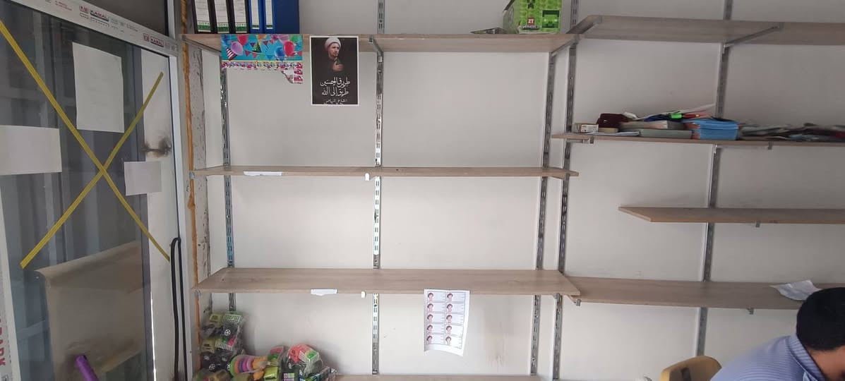 رفوف 
ميز المنيوم 
ميز مكتبي 
***********
