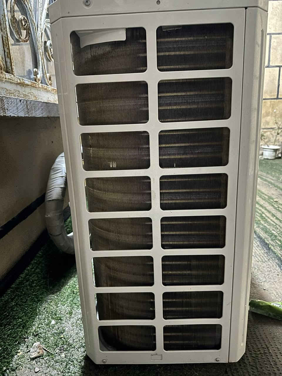 التنظيف عندنا مو مجرد غسيل فلاتر.. التنظيف في ورشة الوارث هندسة ودقة! 📐❄️
لأن الأتربة والأوساخ المتراكمة بالداخل تخنق السبلت وتقلل كفاءته، كادرنا الفني ينظف القطع الداخلية والخارجية بدقة متناهية:
✅ تنظيف عميق للمبخر (Evaporator) والراديتر لإزالة الطفيليات والأتربة المستعصية.
✅ تسليك مجاري التصريف لضمان عدم انسدادها أو تنقيط الماء بالداخل.
✅ استخدام مواد آمنة وأجهزة غسيل متطورة تحمي زعانف الألمنيوم (Fins) من التلف.
نتيجتنا؟ هواء نقي 100%، دفع قوي جداً، وتبريد ثلج يريح الكومبريسر ويقلل صرف الكهرباء. ⚡🥶
⚙️ الوارث للتبريد.. جودة التفاصيل واللمسة الهندية المضمونة!
📞 للحجز والاستفسار: *********** | ***********
📍 واسط - الكوت - شارع دور العمال.
