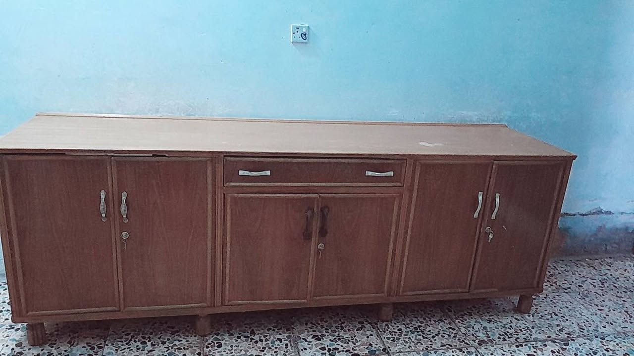 السلام عليكم عندي بوفيه للبيع سعره250 رقم الهاتف ***********
