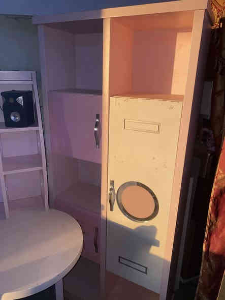 غرفة نوم نفر واحد مال بنات ميز دراسي+ وميز تواليت +مكتبة مال كتب وقرطاسية وتحفيات +سرير +سستم سماعات للتواصل 
***********
***********
العنوان موصل الجانب الايسر حي القوسيات قرب ماركت ياسمين النعيمي 
صفاء النجار العباسي
صلاح الزيدي
معرض صفاء العباسي .بيع وشراء الأثاث الجديد والمستخدم
