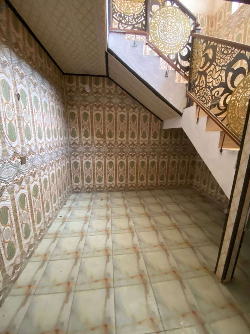 بيت للايجار /المساحه 200 م /طابقين
4 غرف نوم 

 /الموقع /حله /شارع 80 جهه كربلاء مقابيل شارع الحسينيه خلف عيادة دكتور ضرغام 

سعر الايجار 450 وبيه مجال 
للاستفسار الاتصال على الرقم ***********
