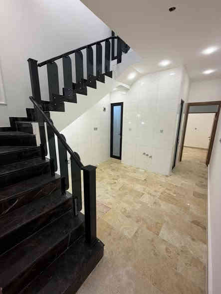 📣 إعــــــــلان للبيع 📣
للبيع بيت مساحة 54م
✔️ واجهة: 4 متر
✔️ نزال: 14 متر
✔️ واقع حال: 56م مع تشجير
📍 الموقع: الغزالية – مدير الأمن / شارع قاسم نافورة
شارع على سايدين بعرض 30 متر

⸻

🏠 يحتوي العقار على:
🔴 3 غرف نوم
🔴 صحيات عدد 2
🔴 صالة
🔴 مطبخ
🔴 كراج + حديقة

⸻

📞 للاستفسار:
***********
***********
