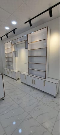 فاترينات ٢ • ميز أرضي ٢ • ميز مكتبي ١