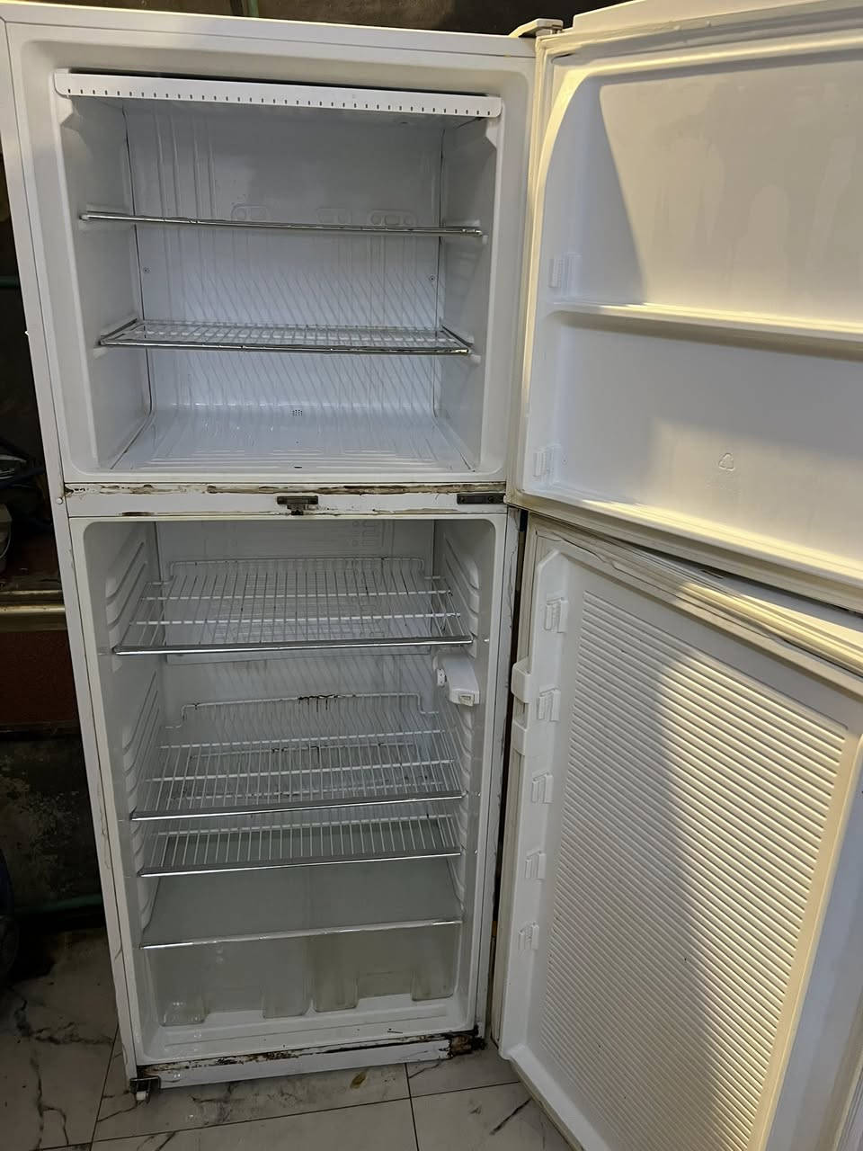 السلام عليكم ثلاجه للبيع 16 قدم نوع جيبسون نضيفه شغاله ماداخل تصليح العنوان الجمهوريه للاستفسار واتساب ***********
