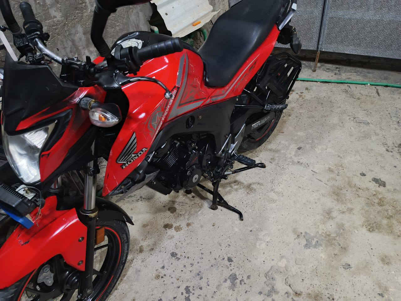 السلام عليكم  دراجه هوندا. موديل 2021  كفاله   بأسمي. نكره سلف محرك برغي ممفتوح   جديده معنى الكلمه. مطالع بيهه صار سنتين   فقط نقص اوراق. ضاعن مني  بالبيت  ***********
