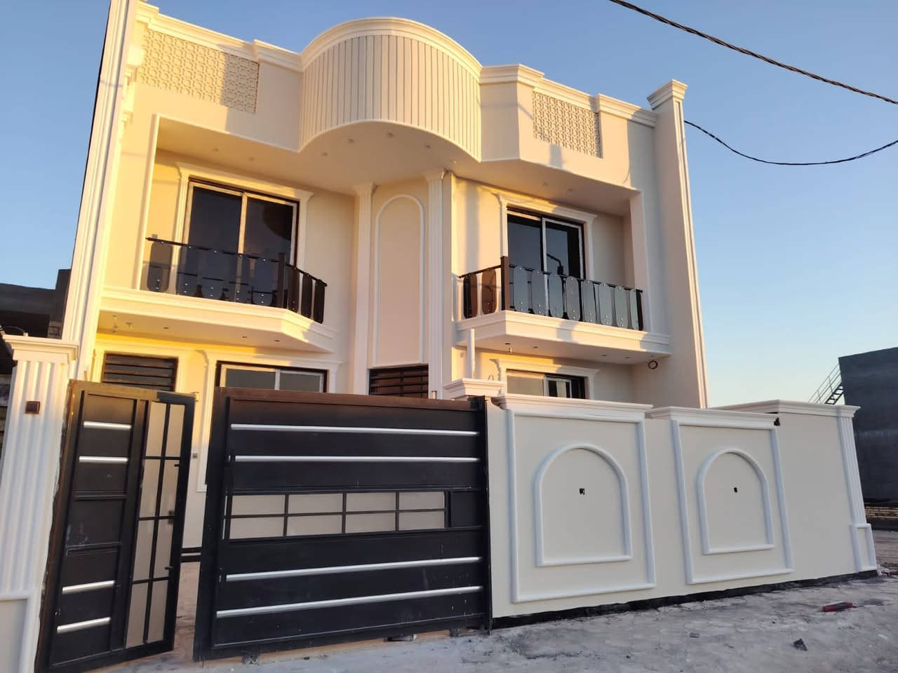 دار للبيع 
المساحة 200م طابو زراعي سند 25
طابقين بناء حديث تسليم مفتاح
يحتوي على
غرف نوم عدد 4
مطبخ
استقبال
كلدور عدد 2
مجمع صحي عدد 3
الموقع //ورديه داخل منطقه الامام سيد موسى
للاستفسار اكثر الاتصال على الرقم
***********
