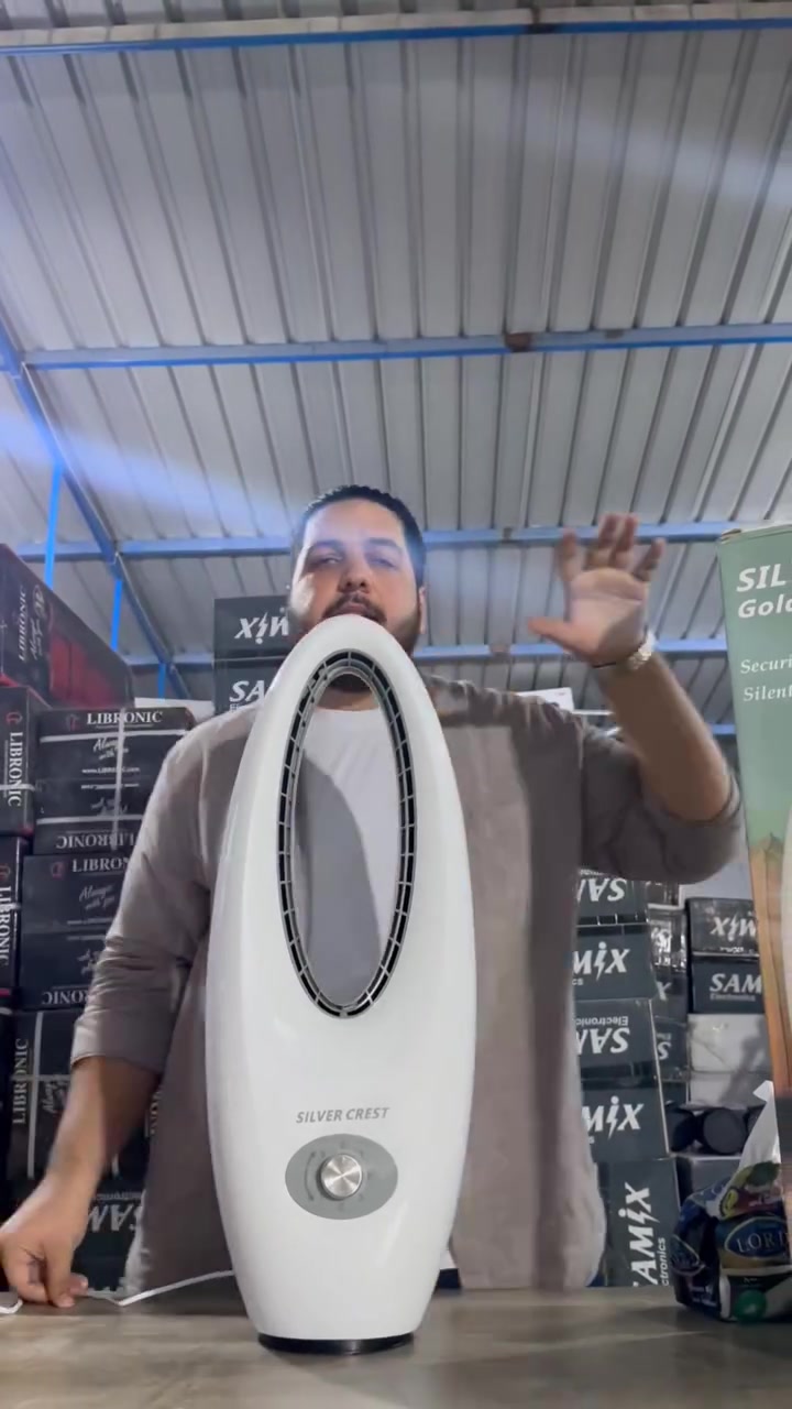 مروحة كهربائية ماركة سلفر كرست بتقنية "Bladeless" المتطورة والأمان التام

الاستخدامات:

الخيار الأمثل لغرف الأطفال والحضانات لأنها آمنة تماماً (بدون ريش مكشوفة).

تبريد الغرف، الصالات، والمكاتب بتصميم عصري يضيف لمسة جمالية للمكان.

مثالية للأشخاص الذين يفضلون تدفق هواء ناعم ومستمر (Soft Wind) بعيداً عن ضجيج المراوح التقليدية.

المميزات:

أمان فائق: تصميم انسيابي بدون شفرات دوارة، مما يجعلها آمنة للحيوانات الأليفة والأطفال.

هدوء مثالي: مستوى ضجيج منخفض جداً يضمن لك نوماً هادئاً وبيئة عمل مريحة.

توفير الطاقة: تعمل بقدرة 45 واط فقط، مما يجعلها اقتصادية جداً في استهلاك الكهرباء.

تحكم مرن: مزودة بـ 3 مستويات للسرعة مع خاصية الدوران لتوزيع الهواء في زوايا واسعة.

سهولة التنظيف: لعدم وجود ريش، يمكن مسحها وتنظيفها بقطعة قماش بكل سهولة وبساطة.

محتويات الصندوق:

المروحة العمودية

دليل الاستخدام.

القياسات:

أبعاد الكرتون: 29 × 20 × 75 سم.

أبعاد المنتج: القطر: 25 سم | الارتفاع: 70 سم.

القدرة: 45 واط | الجهد: 220 فولت.
#مجمع_لافندر_للتسوق_الالكتروني


**إذا كنت صاحب هذا الإعلان وتريد حذفه لأي سبب، رجاءا أرسل رسالة إلى الدعم الفني**