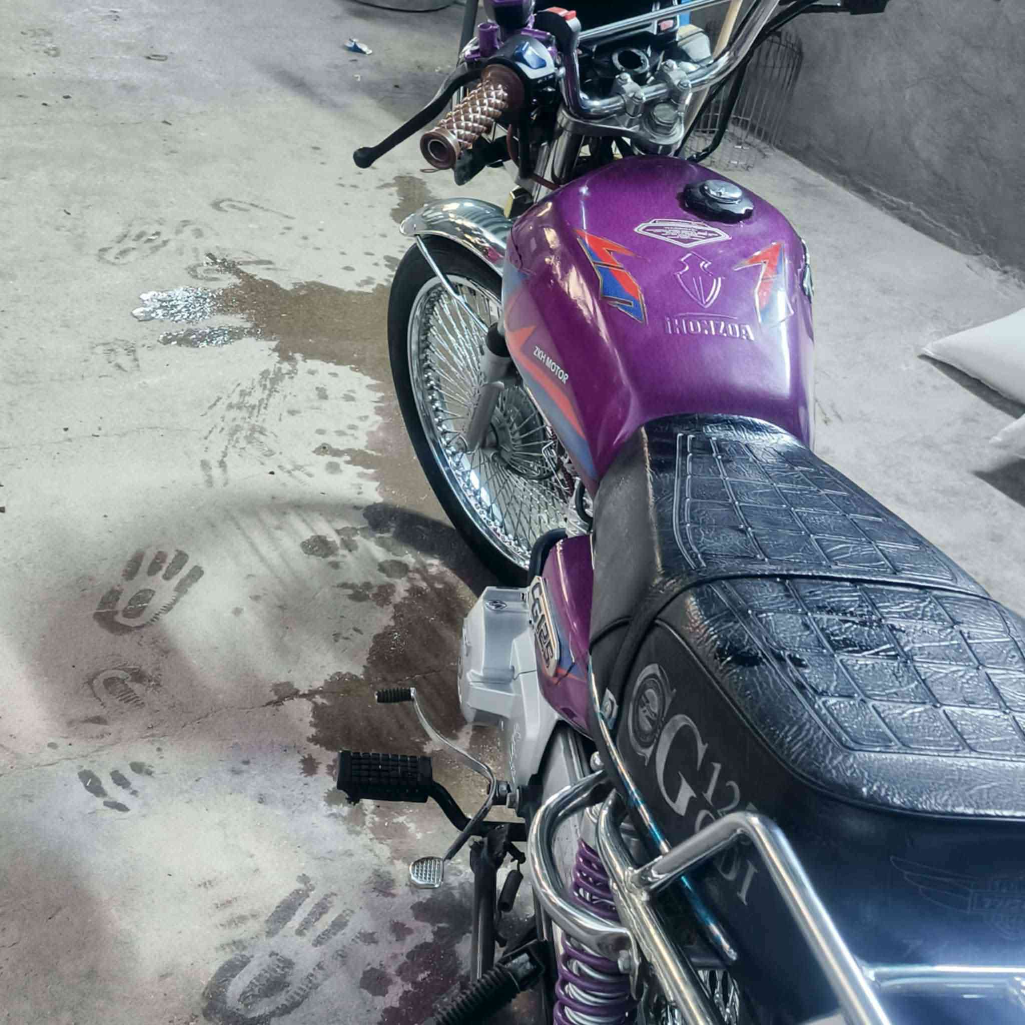 سلام عليكم دراجه تايكر موديل 24 اوراق كامله مكينه مامفتوح برغي الدراجه كفاله مكاني  الحمزه الغربي السعر ب 625 وبيهه مجال بسيط هاذه رقمي ***********
