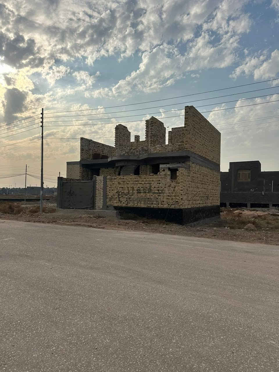 ♤ هيكل طابقين للبيع   ♤🏠
💢¤طابو   ملك صرف ¤💢 

بناء حديث وشغل درجة أولى 

صاله ومطبخ واستقبال وغرفه نوم 4 ومجمع صحيات داخلي وخارجي 

الموقع  المحاويل  حصن جعفر 

المساحة 》👈》100متر  مربع 

واجه 》👈》10متر 

نزال 》👈》10متر 

عرض الشارع 》👈》10 متر 

للاستفسار اكثر الاتصال على الارقام التاليه 📞📞

***********  - ***********

او زياره مكتب  المحامي العقاري علي راجي العلواني
