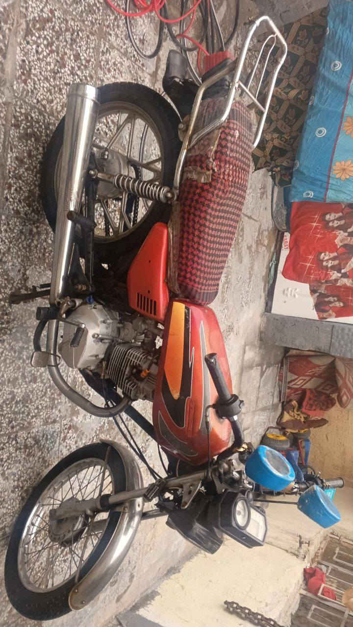 سلام عليكم دراجة سافاني للبيع سعر 500 الف عراقي وبيه مجال حگ چية الدراجة ما بيهة اوراق دراجة نضيفة كلش وامداريهة بل دهن و استخدام كهربائيات شغالة سلف و لايت نقصهة بس اشاير جانبية للتواصل واتساب *********** مكاني بغداد جسر ديالى القديم
