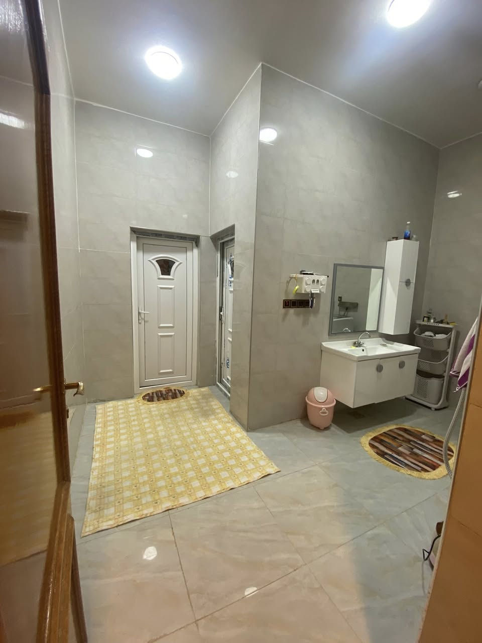 سلام عليكم
بيت للبيع مساحة ٣٠٠ متر سند ١١٧
يحتوي على ٣ غرف نوم
صاله متصله مع الهول وبينهن قاطع
استقبال
مطبخ
مجمع صحيات
كلدور
🏮الكاونتر يُباع مع البيت لأن مفصل على حسب المطبخ ما يتغير مكانه
📍العنوان:طريق مشاية الامام الحسين مقابل حي المشتل قرب بيت المولى
للاستفسار الاتصال على الرقم التالي:
***********📌
📌بي واتساب
