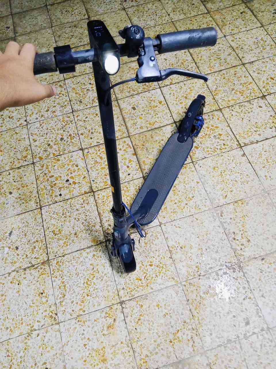 سلام عليكم سكوتر كهربائي للبيع شركه شاومي سرعته 25KM على 3 سرعات وبي  بريك ولايت سكوتر جديد سعر 350 وبي مجال بس عوزه تاير عله الرقم *********** مكان ناصريه مركز @إشارة
