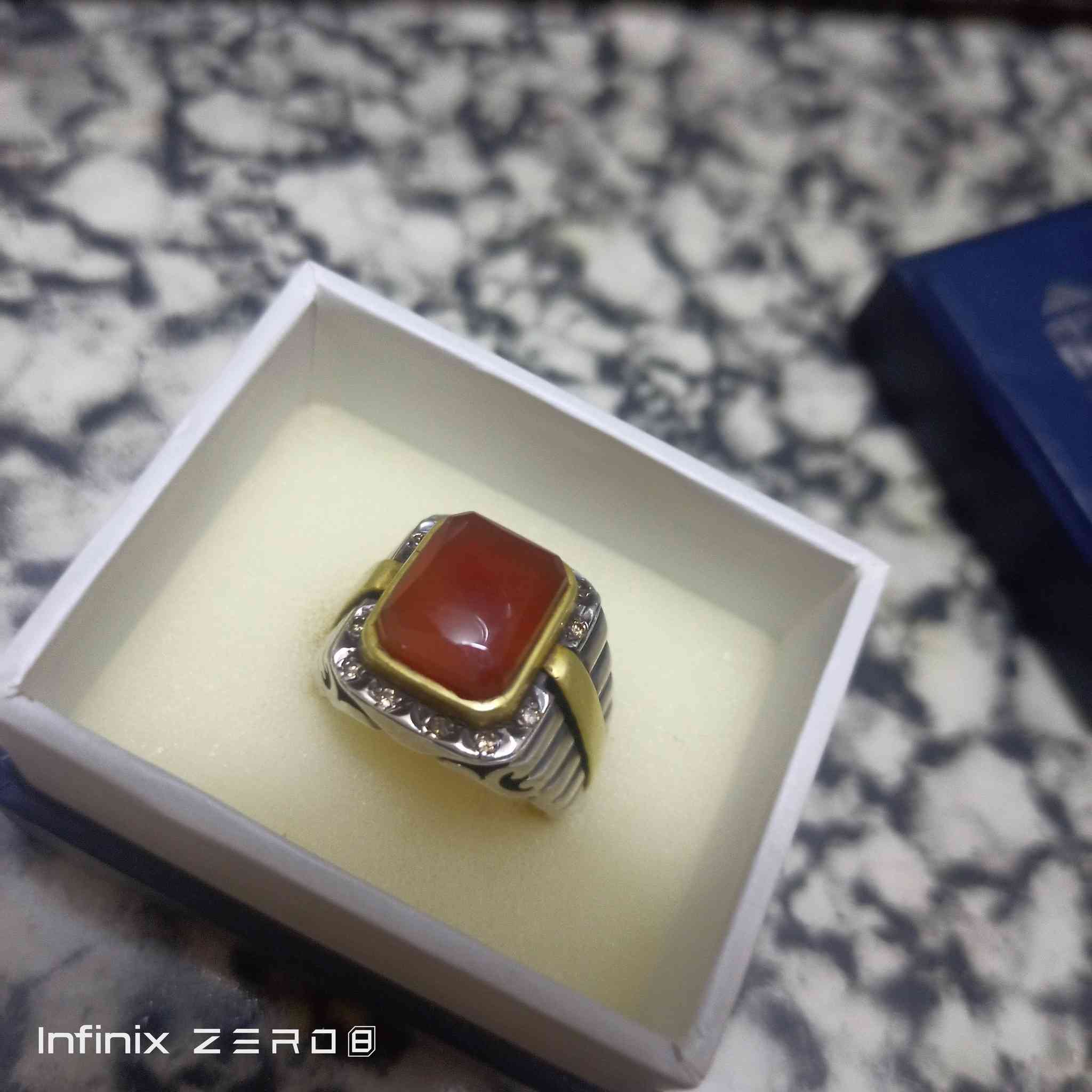 السلام عليكم لعشاق التحف والصياغة الثقيله خاتم من العقيق اليماني المترش الطبيعي مرصع بالماس الطبيعي شرط الفحص صياغه موديل رولكس محبس تحفه تحفه جدآ امانه للاستفسار ***********
