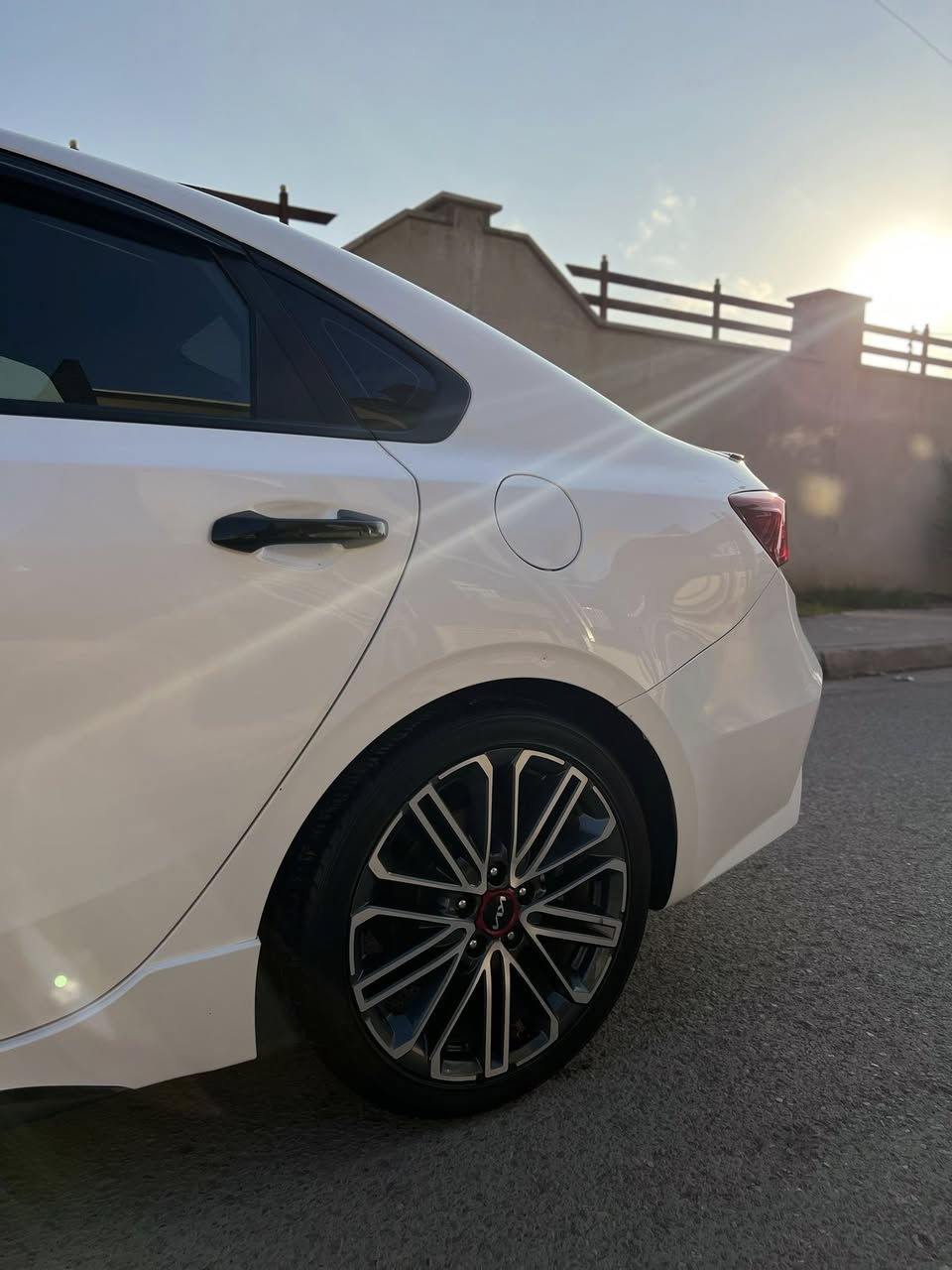 فورتي GT 2023 كلين✅
ماشية 33 الف من امريكا ماشية 26 
محرك 16 توربو 
لايتات زنون لد امامي 
بك لايت لد
كشن جلد حار بارد 
قطعتين تبريد 
سلايد 
بيها بارد فقط اقل الاصبعين بحافة قبغ الصندوك وماتبين 
وباقي المواصفات المعروفة مال جي تي
السعر / خابر وتدلل لان مع احترامي هواي ميفرقون بين العادي والجي تي 
***********
السيارة جاهزة من كل النواحي دينار ماتصرف عليها 
مكان السيارة الموصل / الايسر
