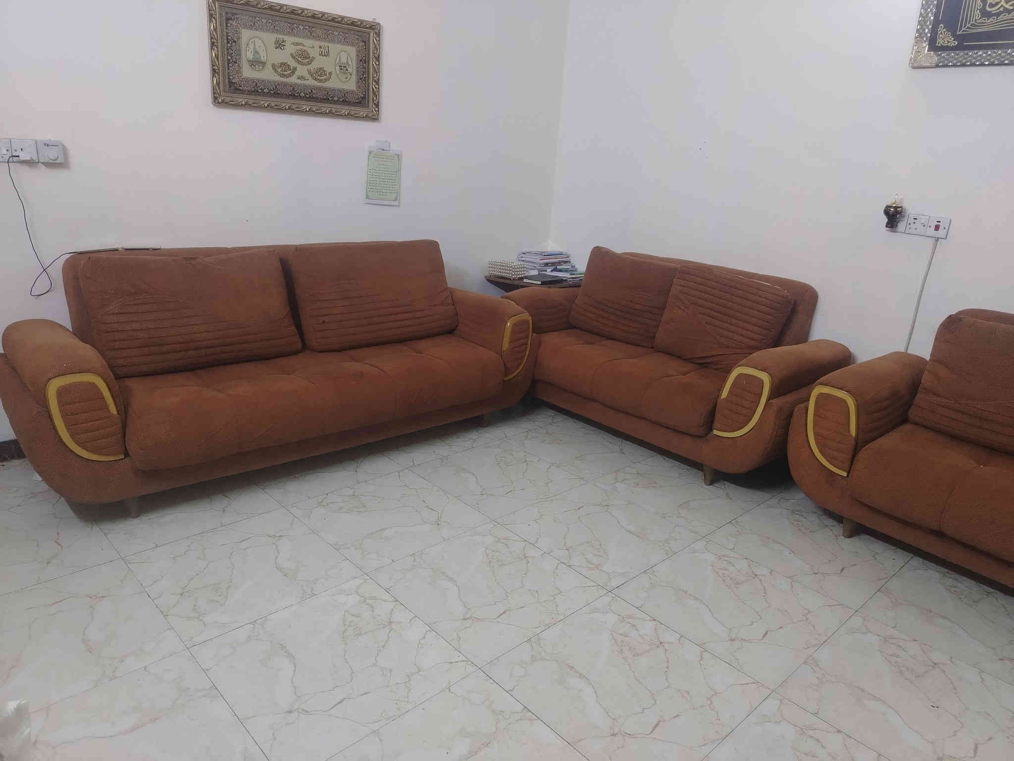 تخم عشر مقاعد تركي نظيف سرير ومخزن ٥٥٠ مكان زيونه اتصال *********** مع طبلات
