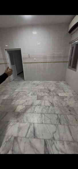 شقة للايجار طابق ارضي تحتوي ع استقبال وصالة ومطبخ وصحيات وغرفتين مساحة160م
***********سعر مليون250وبيها مجال 
عنوان الجزائر مقابل شنشل مول
