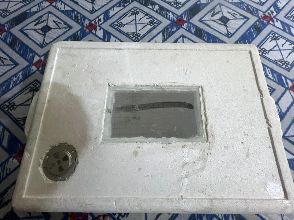 السلام عليكم 
فقاسه للبيع تاخذ 60بيضة 
الفقاسة كامله هيه وملحقاته 
شراي يتصل ***********
