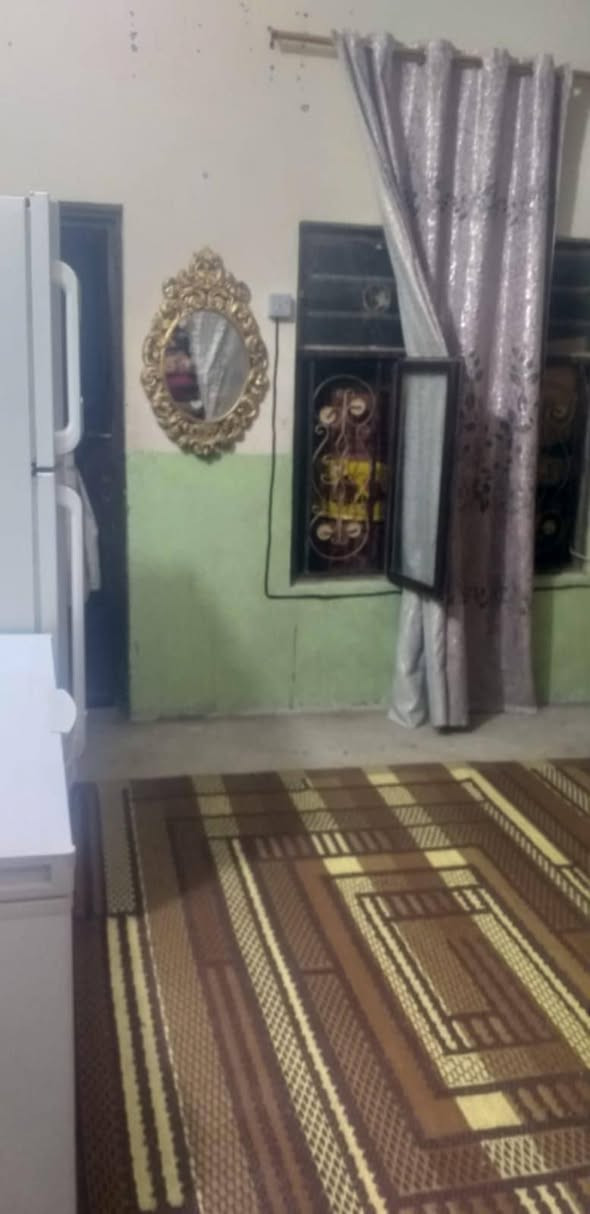 بيت للبيع طابو صرف المساحه ١٠٠م تقاطع الساده منطقه العبور بدون سيراميك وستاره وبيتونه يرهم مراوس بيت باب الدرب طابو صرف نفس المساحه او أكبر تفاصيل التواصل ع الرقم ***********
