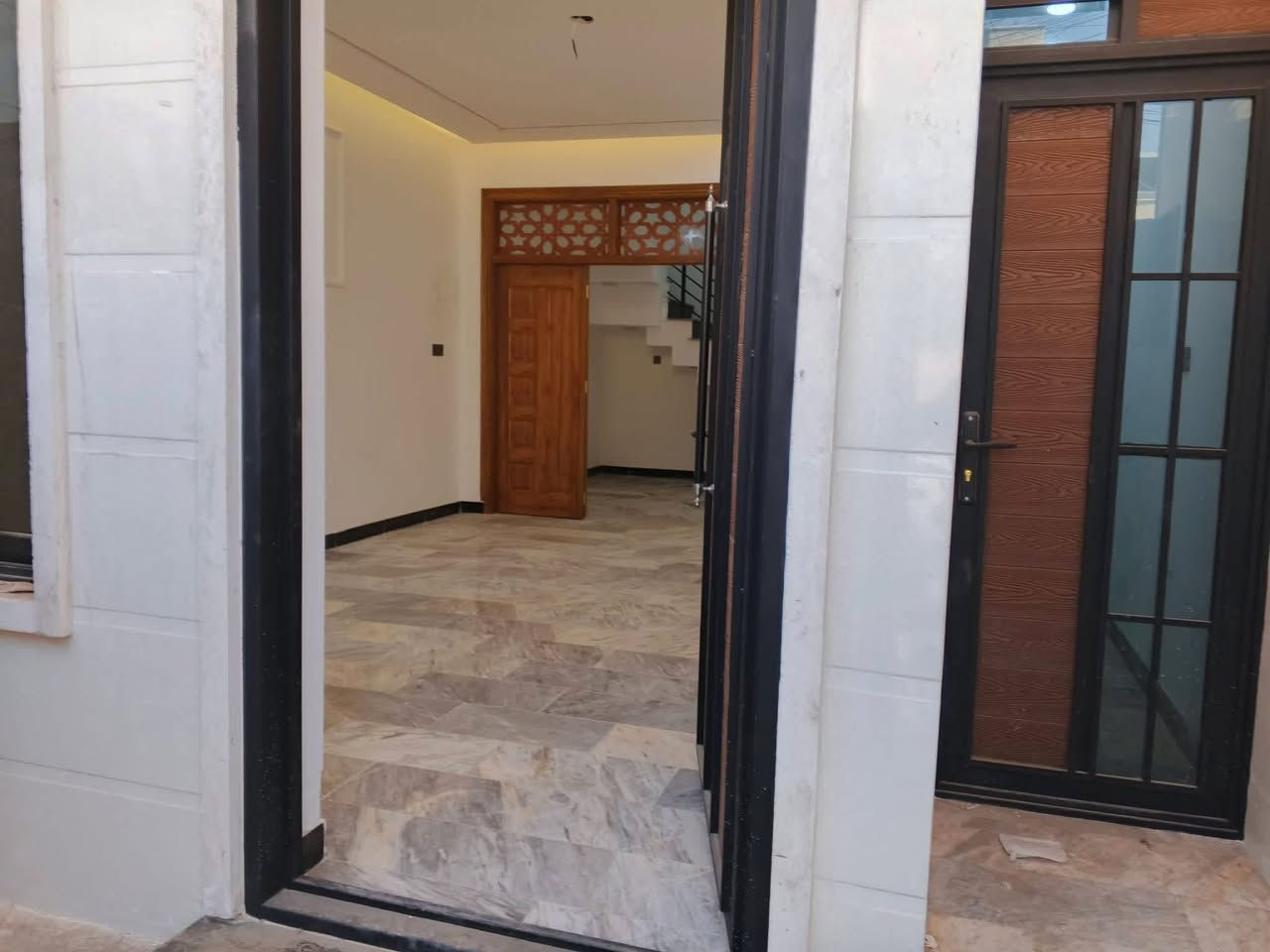 يا الله
دار حديث تم انجازه في منطقة الشعب حي التجار الثانية شارع اسواق عبد الرحمن قرب مدرسة الوطن العربي
المساحة ١٠٠ متر
واجه ٥ متر
نزال ٢٠ متر
يحتوي على ٤ غرف نوم وخدمات عدد٣
وصالة خطار ومطبخ ومدخلين
للاستفسار
مكتب ارض الخيرات
***********
