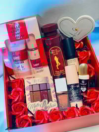 بوكس أنوثة • عطر 212 Hello • ميكب كامل