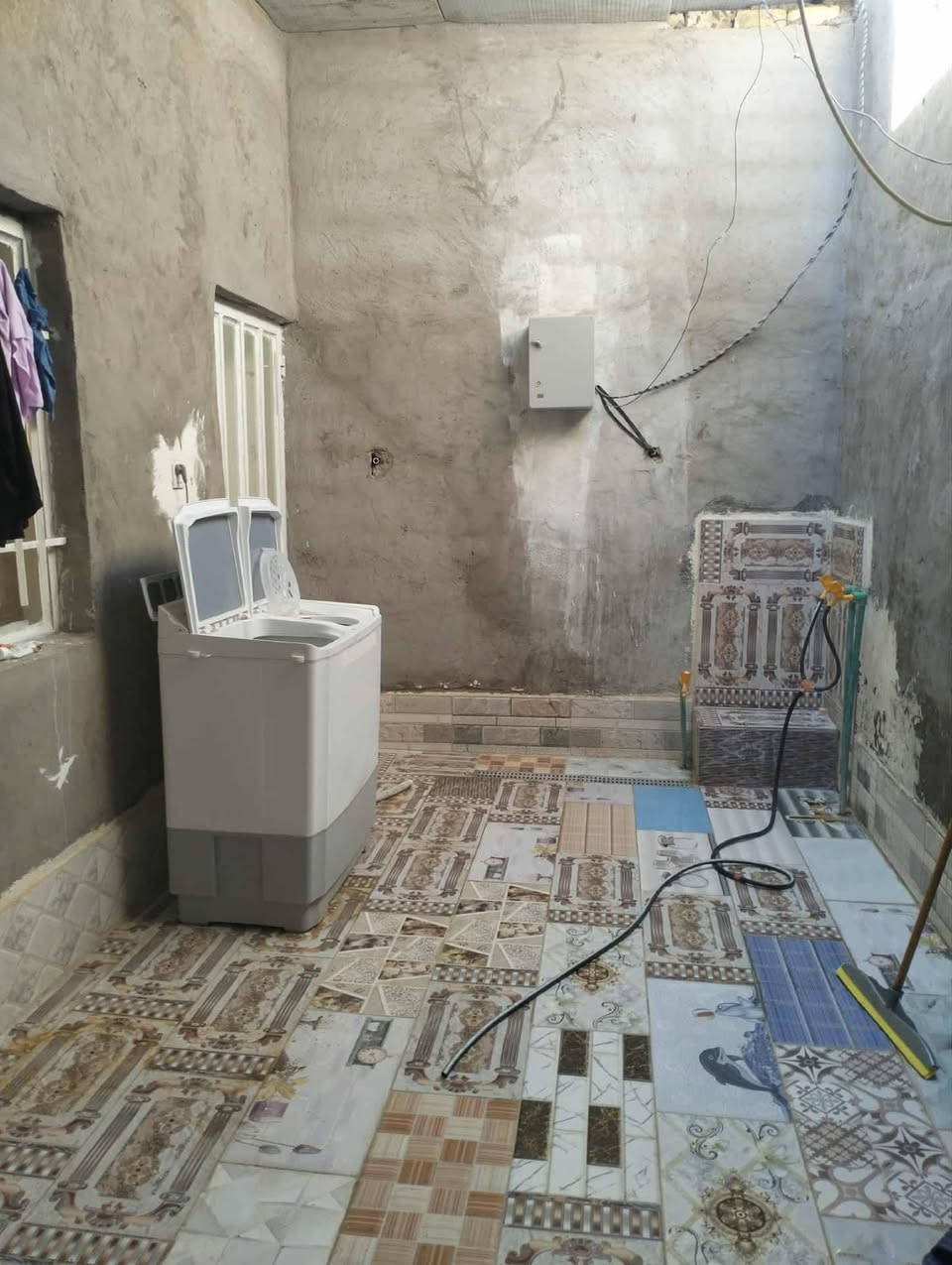 بيت للبيع حي الحكيم المساحه 200 غرفتين وهوا ومطبخ استقبال وصحيات داخل وخارج نزله بيت خليفه يبعد عن الشارع 100 متر الاستفسار  ***********
