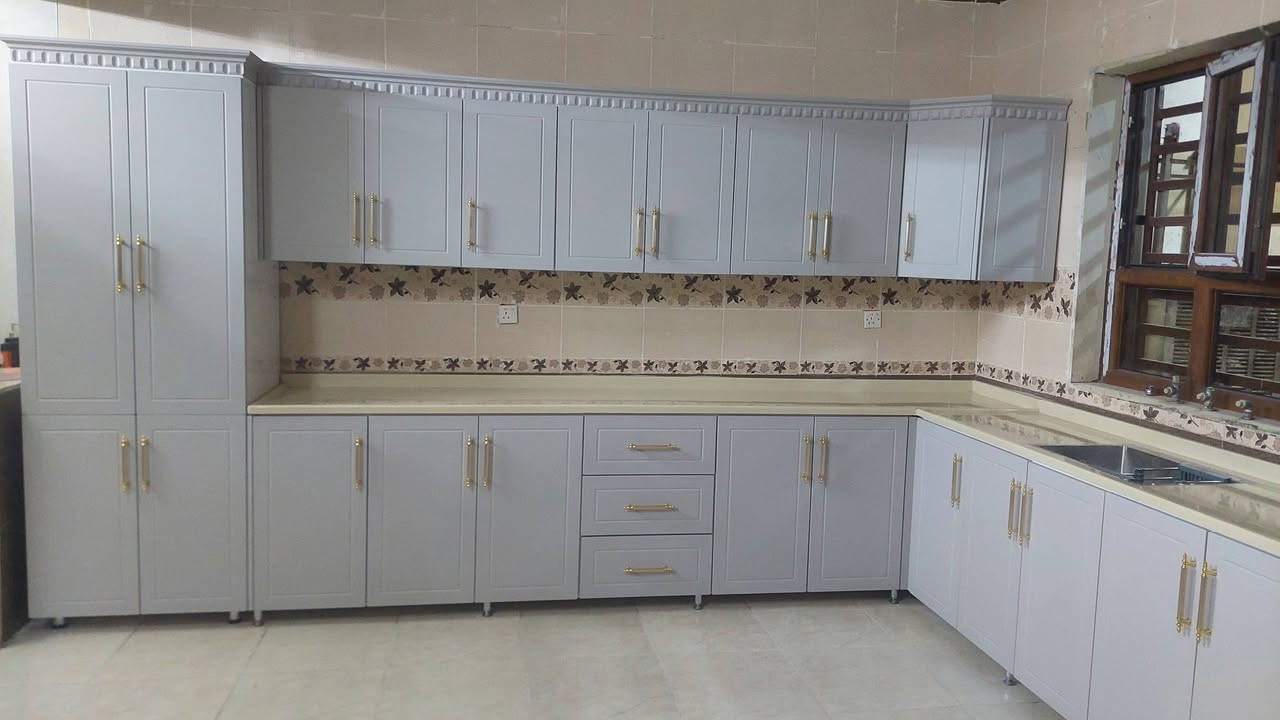 كاونتر المنيوم ابواب خشب. السعر مليون 400الف ( hdf) 3امتار الكاونتر و 3امتار الملحق وسنك متر ونص كامل مرمر وتوصيل لحد البغداد مجاني  راسلني عالاواتساب ***********جديد العنوان اربيل
