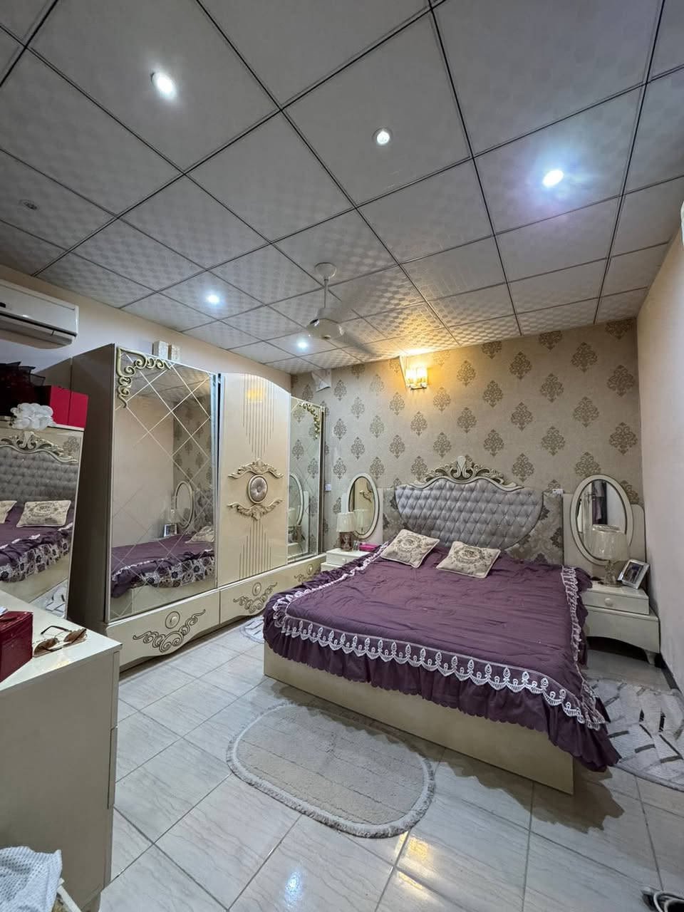 منزل للبيع في أربيل مجمع المهندسين مرمم كامل 200م
يتكون:-
3غرف 
أستقبال
صالة
مطبخ
مجموعة صحيات 
للاستفسار:-
9647724312737
