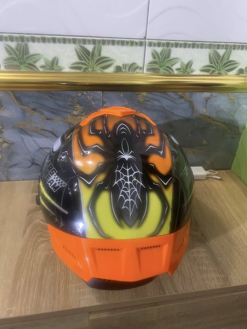 خوذه جديده ما مستخده  البيع سعر 50وبيها مجال مكان مدينه الصدر ‭0771 350 9769‬
