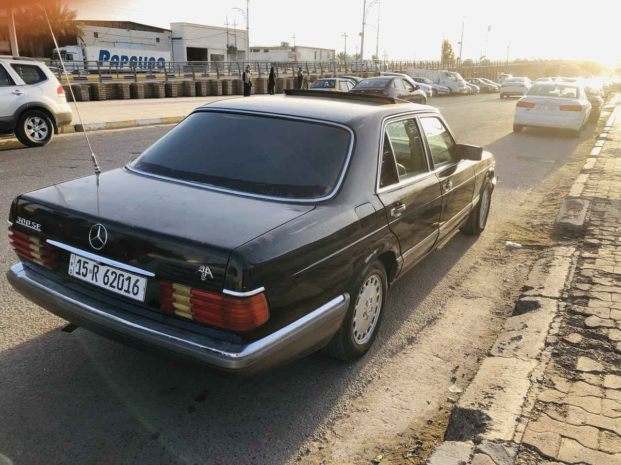 سلام. مارسيدس للبيع موديل 1988 مكينه محور ففتتي ثنين ونص رغم الانبار رغم جديد بسمي  سلايت شغال (  مكينه _ صدر امامي وخلفي _ تخم تاير_تبريد _ و كهربائيات). السعر  56  بيه مجال مال جيه  
***********
